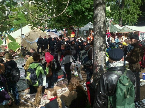 Die Polizei marschiert auf. #Occupy #Frankfurt 